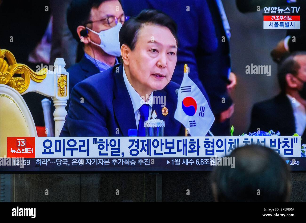 Uno schermo tv mostra un file di filmati del presidente sudcoreano Yoon Suk Yeol, durante un programma di notizie alla stazione ferroviaria di Yongsanl a Seoul. La Corea del Nord ha sparato un missile balistico a lungo raggio verso il Mar Orientale il 16 marzo, l'esercito di Seul ha detto: Ore prima dei colloqui al vertice tra i leader della Corea del Sud e del Giappone sulle questioni bilaterali in sospeso e sulla sicurezza regionale.i capi di Stato e di governo congiunti (JCS) hanno dichiarato di aver rilevato il lancio dall'area Sunan di Pyongyang alle 7:10 del mattino, e il missile, sparato ad un angolo di loft, volò circa 1.000 chilometri prima di tuffarsi in mare. Più tardi oggi, la Corea del Sud Pres Foto Stock