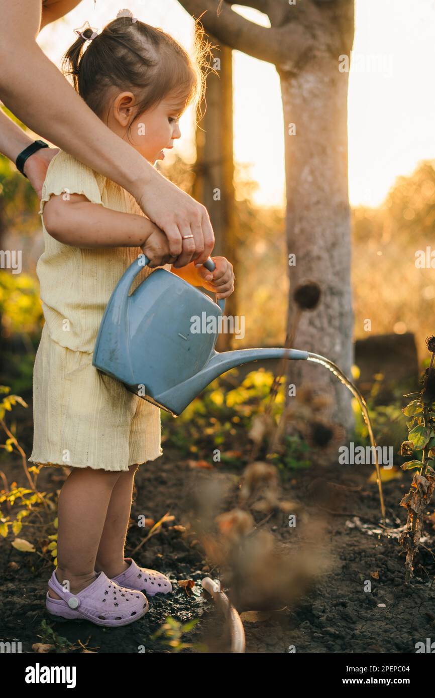 Annaffiatoio da 1 l rosso + 1 calamita refrigerante per bambini, in plastica, per bambini, grande e piccolo, annaffiatoio da giardino e da interni, annaffiatoio da 1 litro