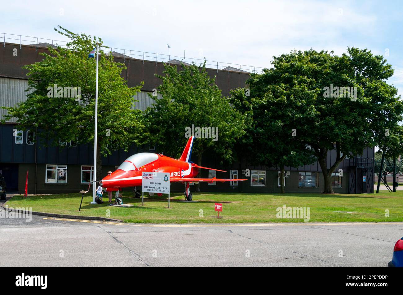 Royal Air Force Red Arrows mostra il team BAe Hawk T1 jet plane in mostra al RAF Scampton, Lincolnshire, Regno Unito. Hangar e segno Foto Stock