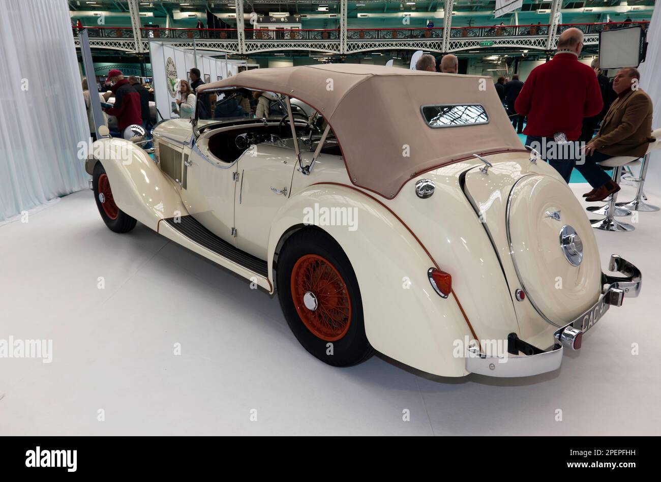 Vista posteriore a tre quarti di una tourer a doppia carena bianca, 1938, Jensen S Type 3,5 litri, in esposizione presso lo stand Studio 434, Foto Stock