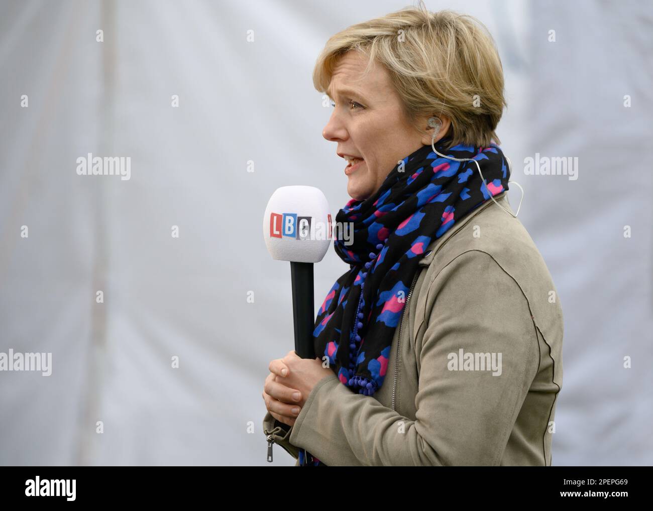 Stella Creasy MP (Lab: Walthamstow) su College Green, Westminster intervistato da LBC circa il budget consegnato in precedenza da Jeremy Hunt 15th Marc Foto Stock