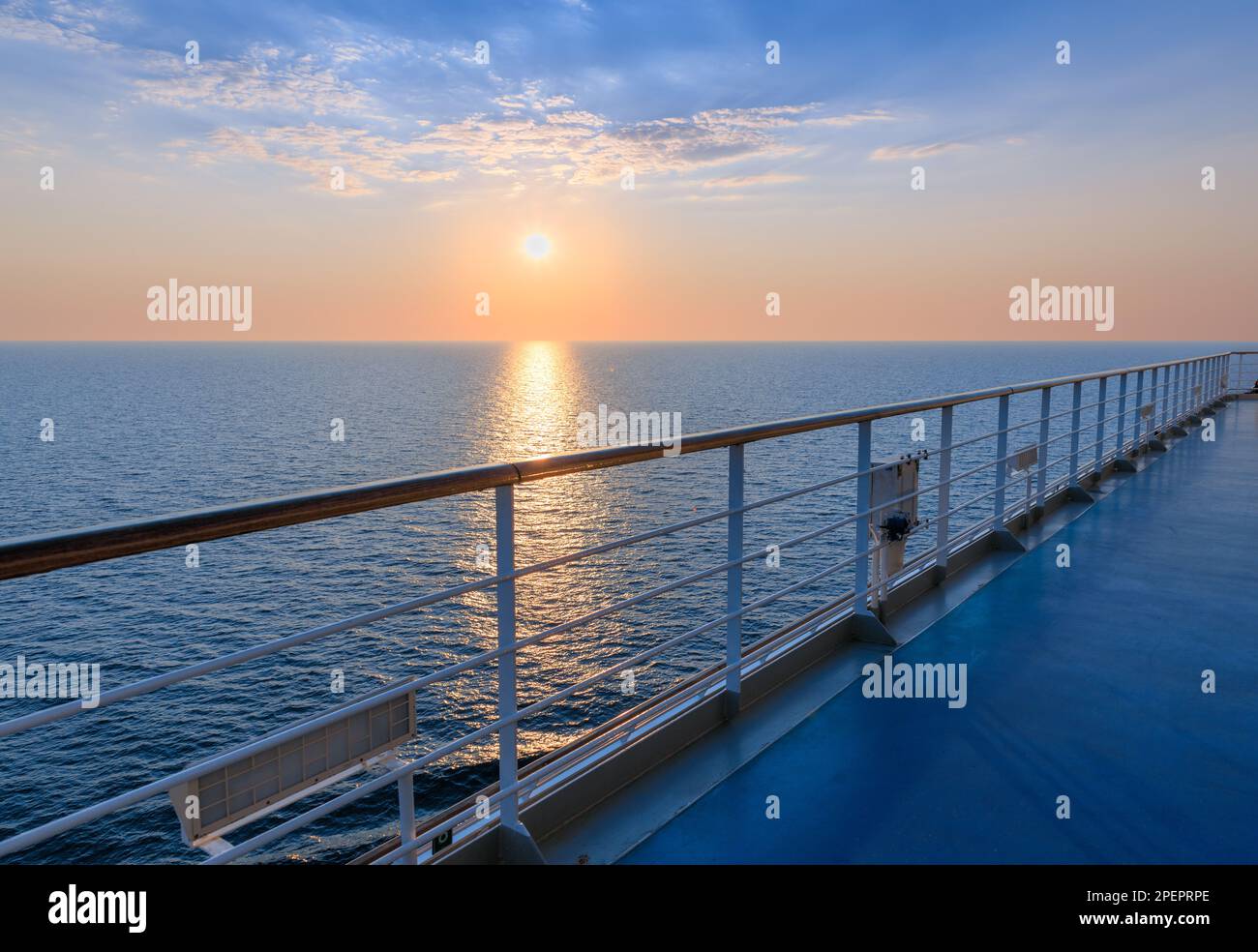 Orizzonte di mare al tramonto dal ponte della nave da crociera. Foto Stock