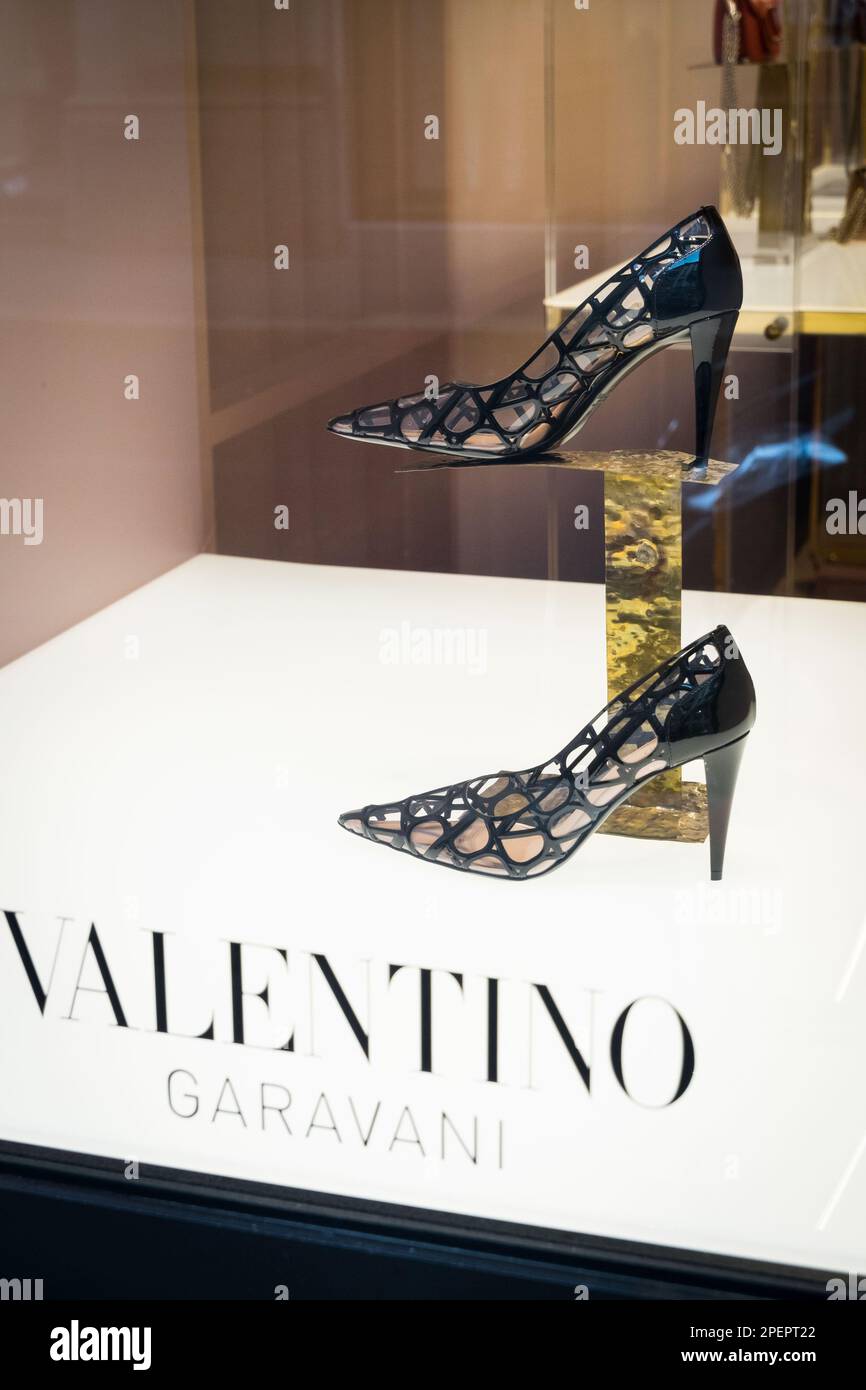 Scarpe marca deals via montenapoleone