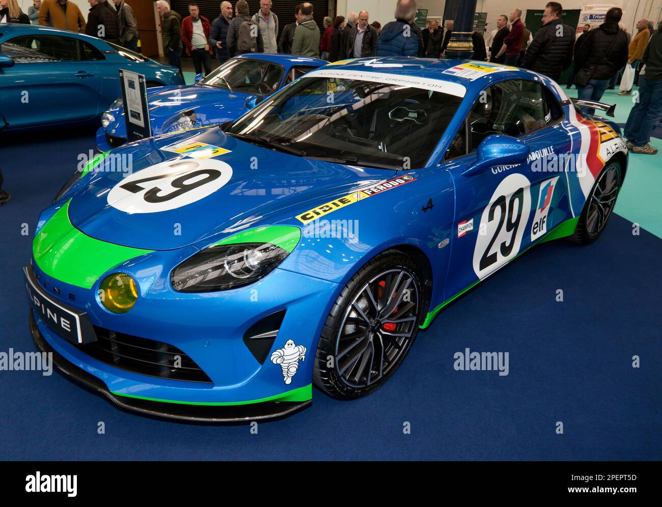 Vista frontale di tre quarti del Blue, Renault Alpine A110S, sullo stand alpino al London Classic Car Show 2023 di Olympia Foto Stock