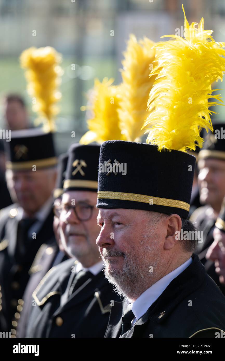 Dresda, Germania. 16th Mar, 2023. La società corale maschile 'Sachsentreue' di Neuwürschnitz (Erzgbirge) si trova di fronte al parlamento di Stato in occasione della nomina del 'Steigerlied'. La Conferenza dei Ministri della Cultura aveva deciso il 15 marzo 2023 di includere la canzone dei minatori e la canzone popolare nel repertorio federale dell'UNESCO. Credit: Sebastian Kahnert/dpa/Alamy Live News Foto Stock