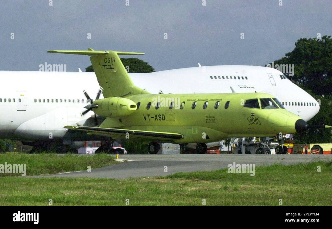 A 'Saras' aircraft taxies in the backdrop of a Boeing 747-200 aircraft after a successful formal inaugural flight in Bangalore, India, Sunday, Aug. 22, 2004. 'Saras', a 14-seater Light Transport Aircraft, is India's first indigenously developed civil aircraft designed and developed by National Aerospace Laboratories and can be used in multiple roles like feeder line aircraft, air taxi, air ambulance, executive aircraft etc. (AP Photo/Gautam Singh) Foto Stock