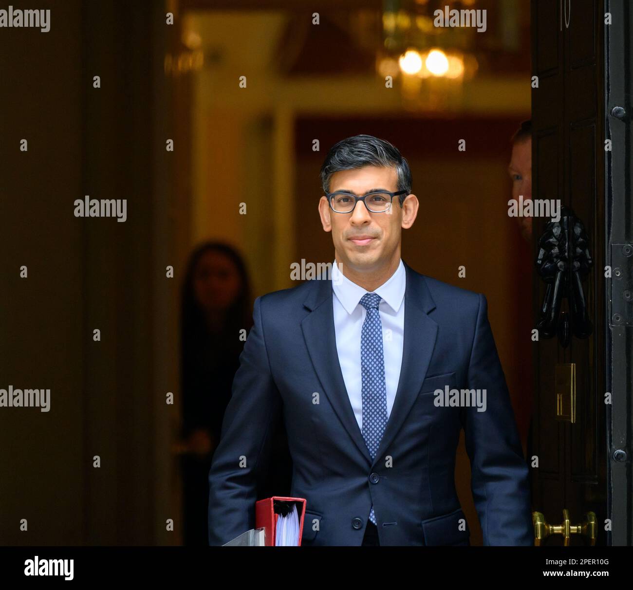 Rishi Sunak MP - primo Ministro britannico - lasciando 10 Downing Street per le interrogazioni del primo Ministro il giorno del bilancio primaverile di Jeremy Hunt, 15th Mar Foto Stock
