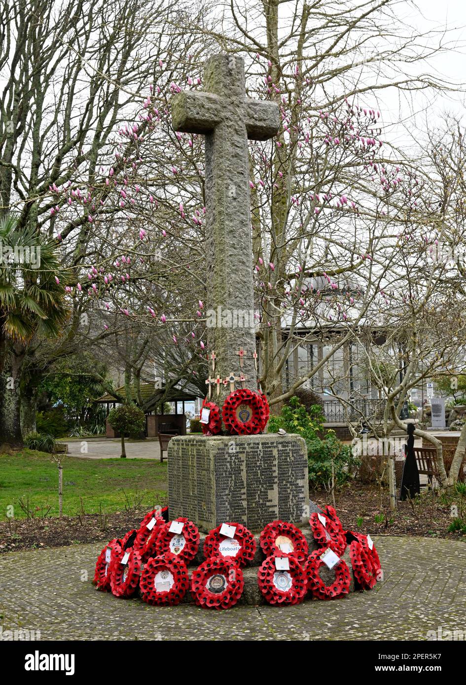 Memoriale di guerra presso Royal Avenue Gardens, Dartmouth, Devon, Inghilterra, Regno Unito Foto Stock Memoriale di guerra presso Royal Avenue Gardens, Dartmouth, Devon, Inghilterra, Regno Unito Foto Stock