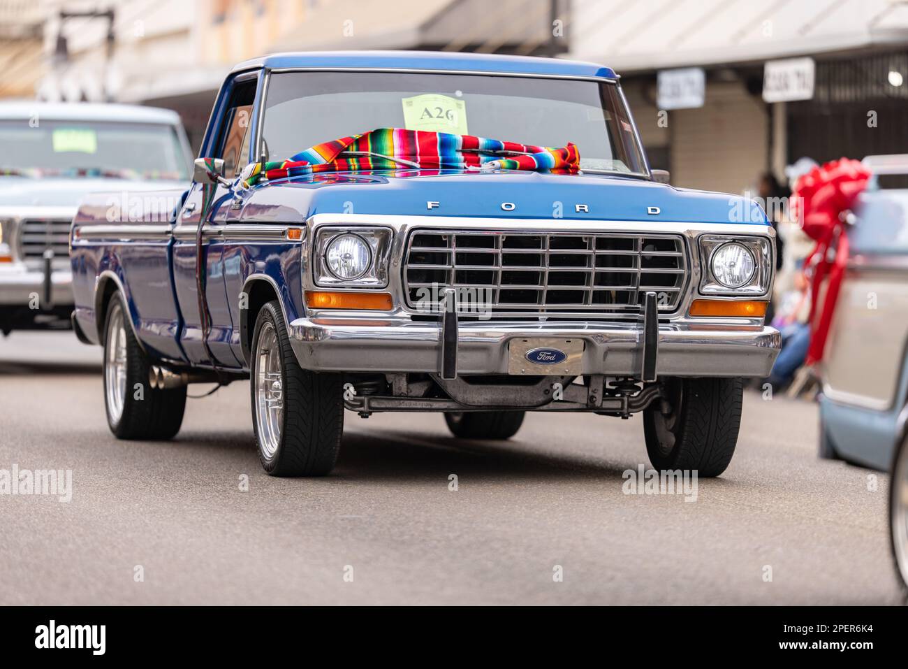 Brownsville, Texas, USA - 26 febbraio 2022: Charro Days Grand International Parade, un gruppo di Classic Ford Trucks parte della parata Foto Stock