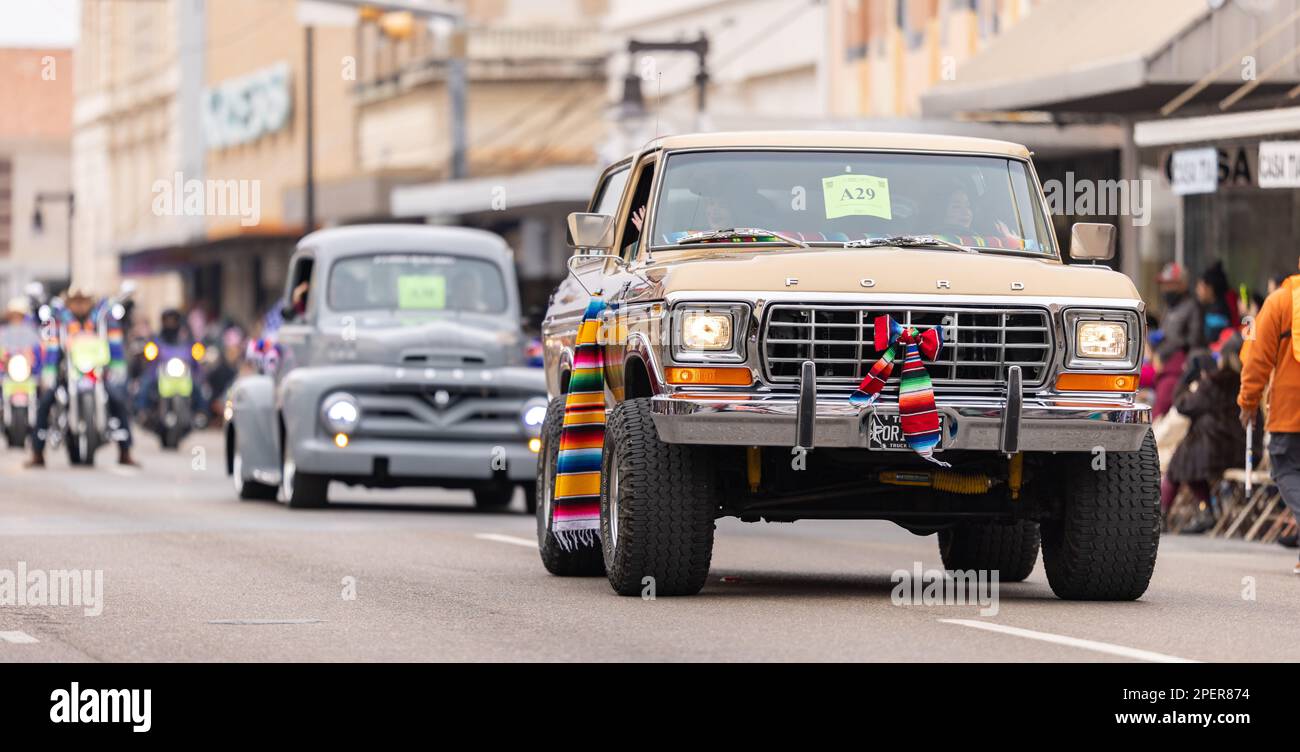 Brownsville, Texas, USA - 26 febbraio 2022: Charro Days Grand International Parade, un gruppo di Classic Ford Trucks parte della parata Foto Stock