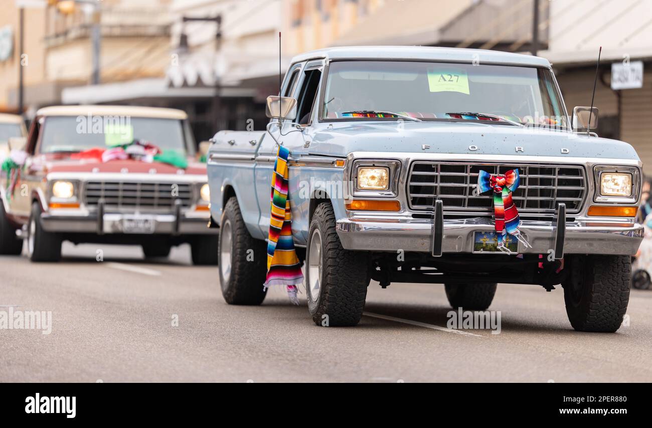 Brownsville, Texas, USA - 26 febbraio 2022: Charro Days Grand International Parade, un gruppo di Classic Ford Trucks parte della parata Foto Stock