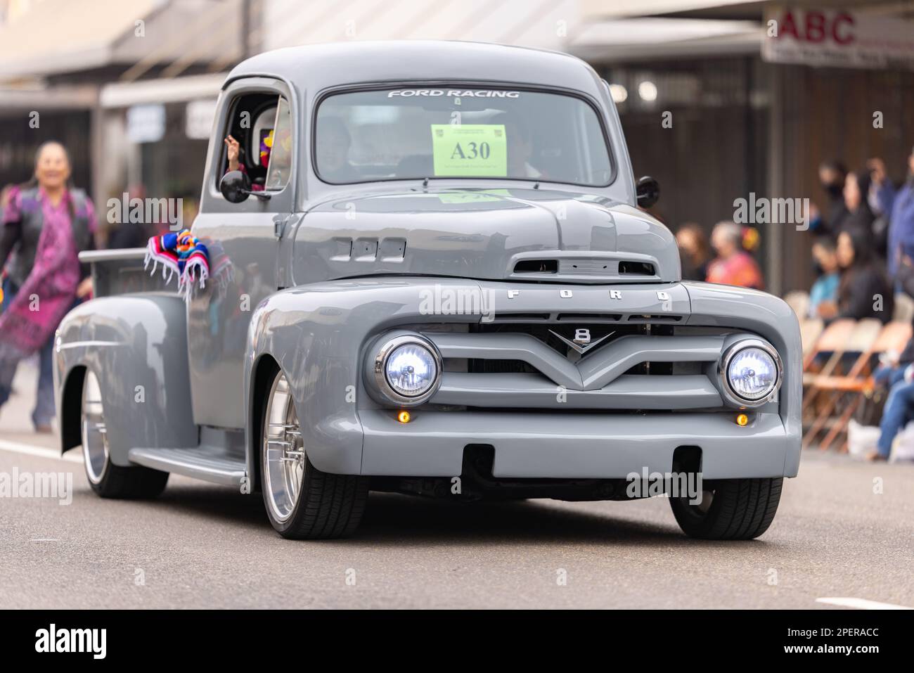 Brownsville, Texas, USA - 26 febbraio 2022: Charro Days Grand International Parade, un gruppo di Classic Ford Trucks parte della parata Foto Stock
