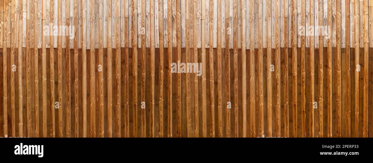 Parete panoramica in legno bicolore marrone realizzata con listelli verticali Foto Stock