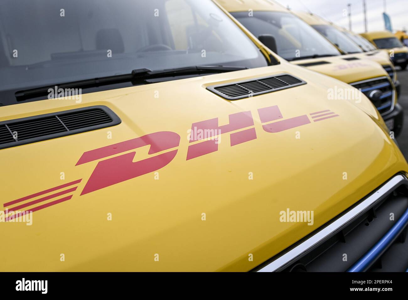 L'immagine mostra i furgoni DHL durante l'inaugurazione ufficiale e la prima consegna dei nuovi veicoli Ford e-Transit in Belgio al DHL Express CityHub Blue Gate Antwerp, giovedì 16 marzo 2023. La conferenza stampa segna l'inaugurazione ufficiale delle feste e l'aggiunta di 100 nuovi furgoni elettrici Ford alla flotta DHL Express Belgium. Con l'aggiunta dei nuovi veicoli, DHL Express, il servizio espresso internazionale di Deutsche Post DHL, è un passo più vicino alla sua missione di essere completamente CO2 neutrale entro il 2050. FOTO DI BELGA DIRK WAEM Foto Stock