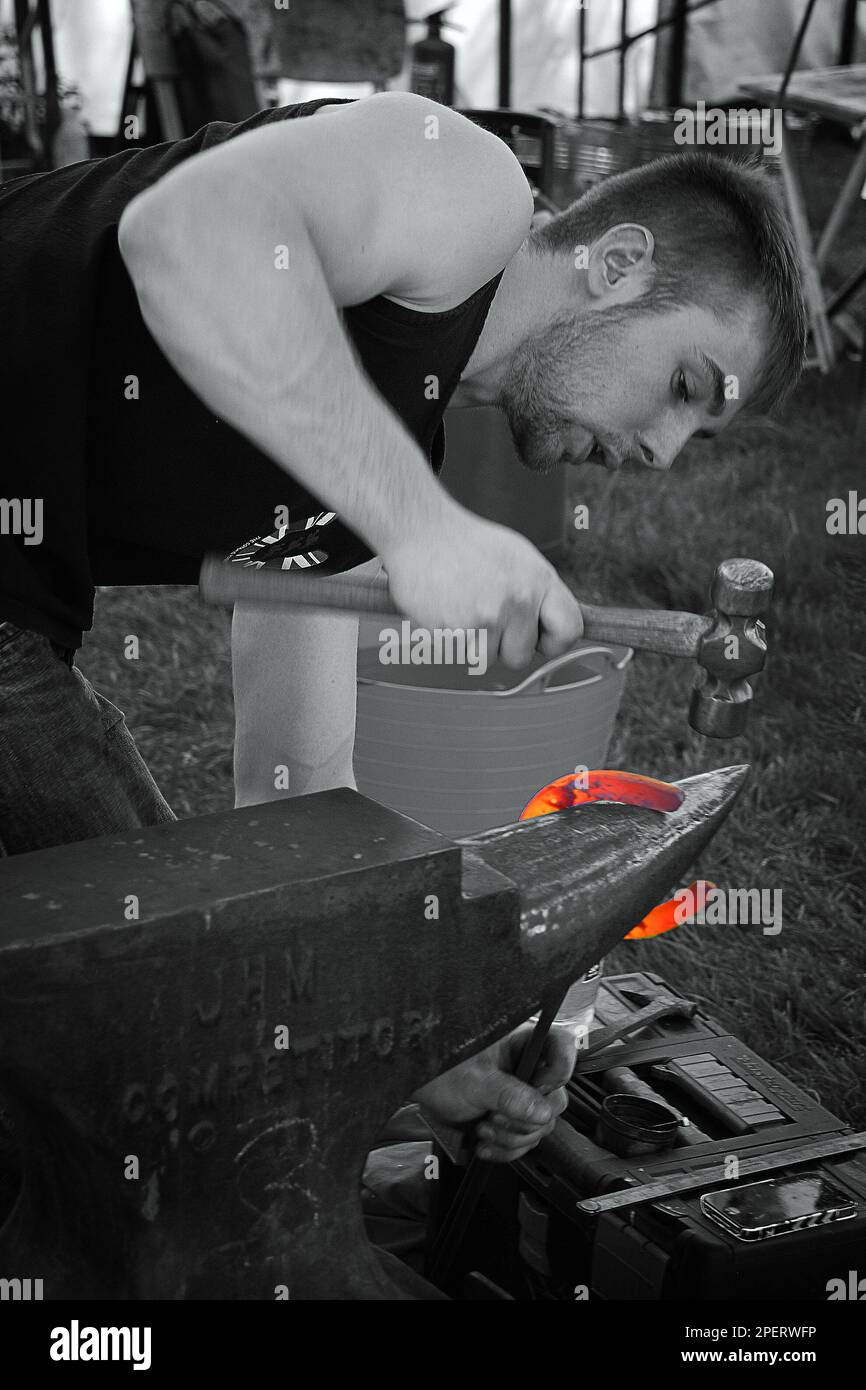 Lo spettacolo di Otley è uno dei primi della stagione dello spettacolo nello Yorkshire. Una gara di calzaturiero da cavallo da fabbro sembra molto . Foto Stock