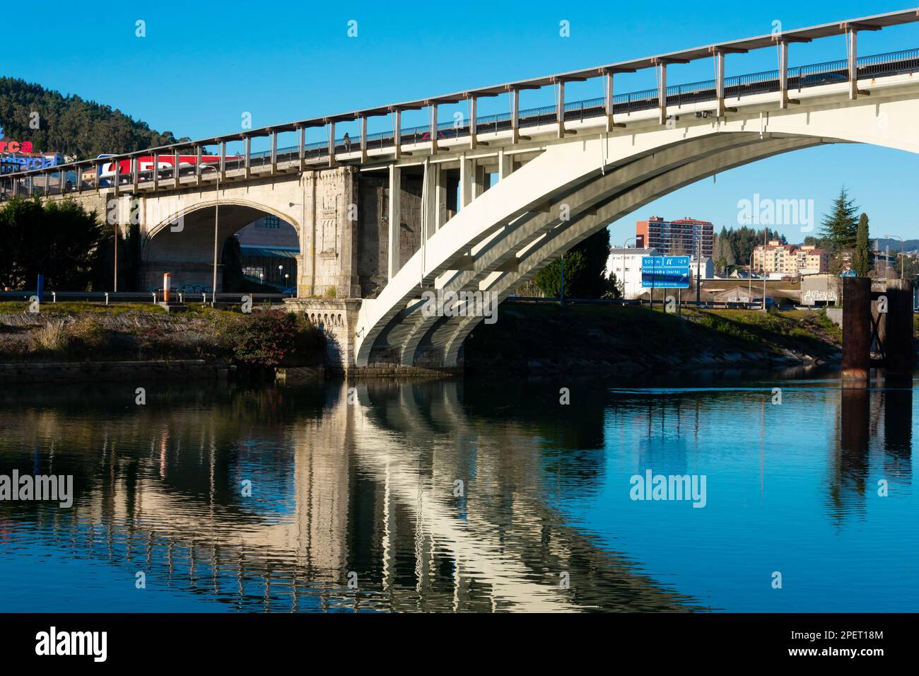 Pontevedra, Galizia. Spagna. Febbraio 7, 2023. Ponte Barca sul fiume Lerez. Ponte da Barca Foto Stock