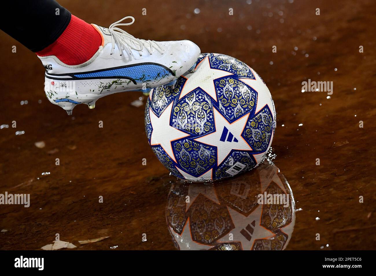 Un allenatore con scarpe Nike recupera la palla adidas dall'acqua durante la partita di calcio della Champions League tra SSC Napoli e Eintracht Frankfurt Foto Stock