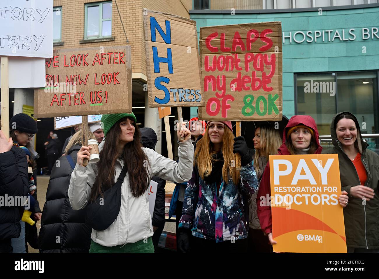 I medici in sciopero sopra pagano davanti a Bristol Royal Infirmary, Bristol, Inghilterra, Regno Unito, 15 marzo 2023. Medici junior membri del Medi britannico Foto Stock