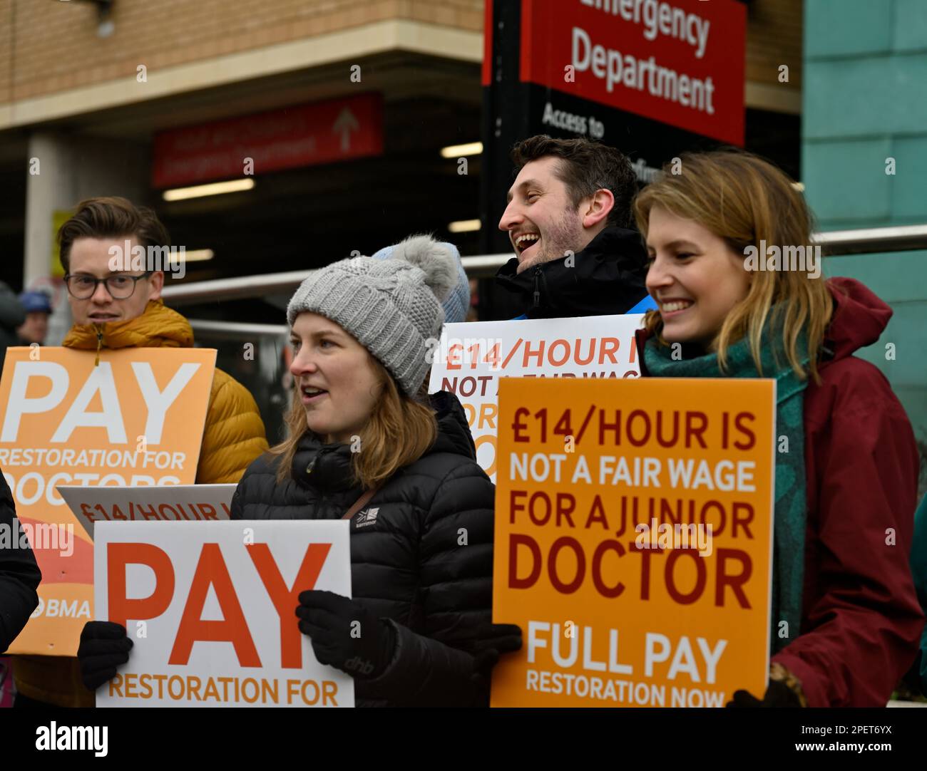 I medici in sciopero sopra pagano davanti a Bristol Royal Infirmary, Bristol, Inghilterra, Regno Unito, 15 marzo 2023. Medici junior membri del Medi britannico Foto Stock