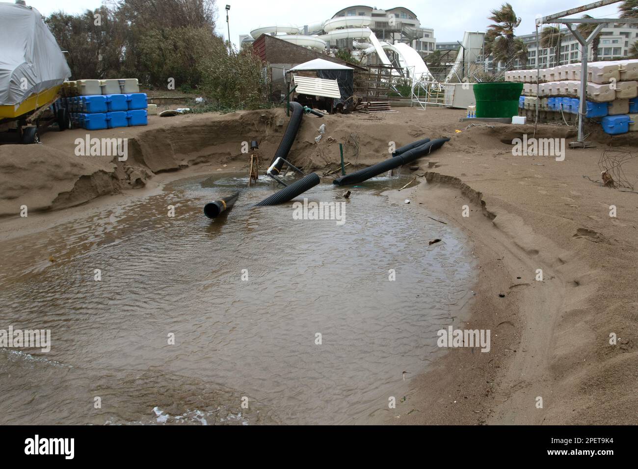 Acque reflue industriali, la conduttura scarica i rifiuti industriali liquidi in mare su una spiaggia cittadina. Le acque reflue sporche scorrono da un tubo fognario in plastica su Foto Stock