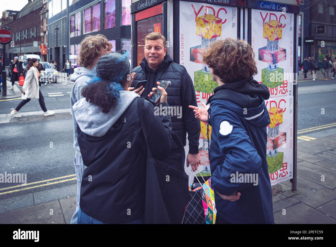 Thomas Henry Skinner, uomo d'affari inglese e personalità televisiva che scattano foto con i fan su Oxford Street sulla nuvolosa Londra 02 2023. Foto Stock
