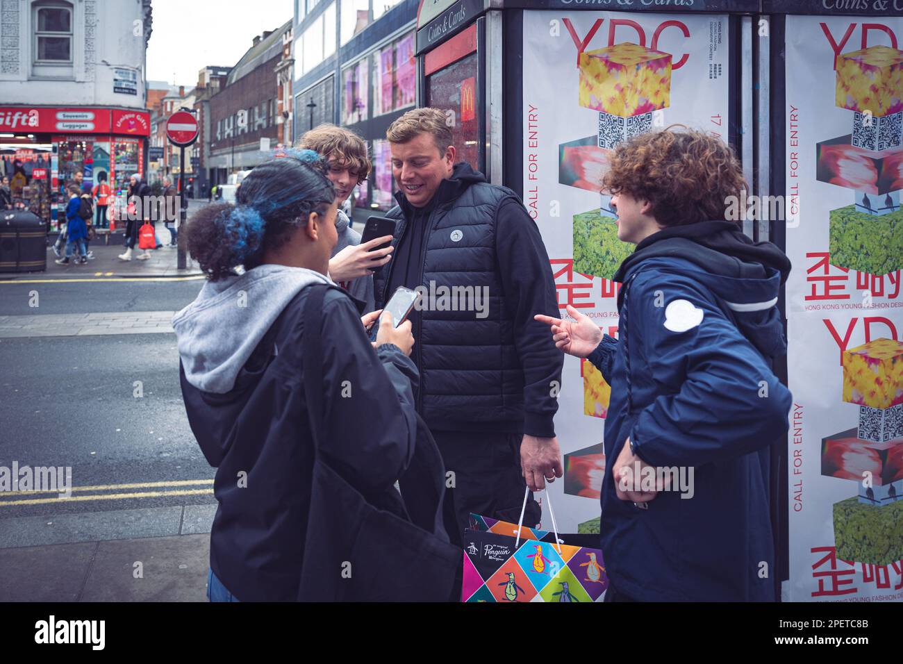 Thomas Henry Skinner, uomo d'affari inglese e personalità televisiva che scattano foto con i fan su Oxford Street sulla nuvolosa Londra 02 2023. Foto Stock