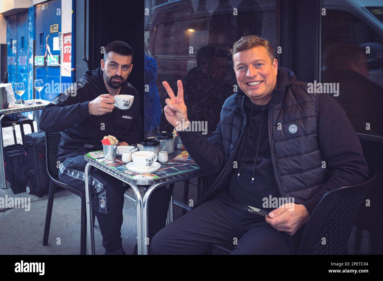 Thomas Henry Skinner l'uomo d'affari inglese e la personalità televisiva che mostra la pace a Soho, inverno nuvoloso Londra, 2023. Foto Stock