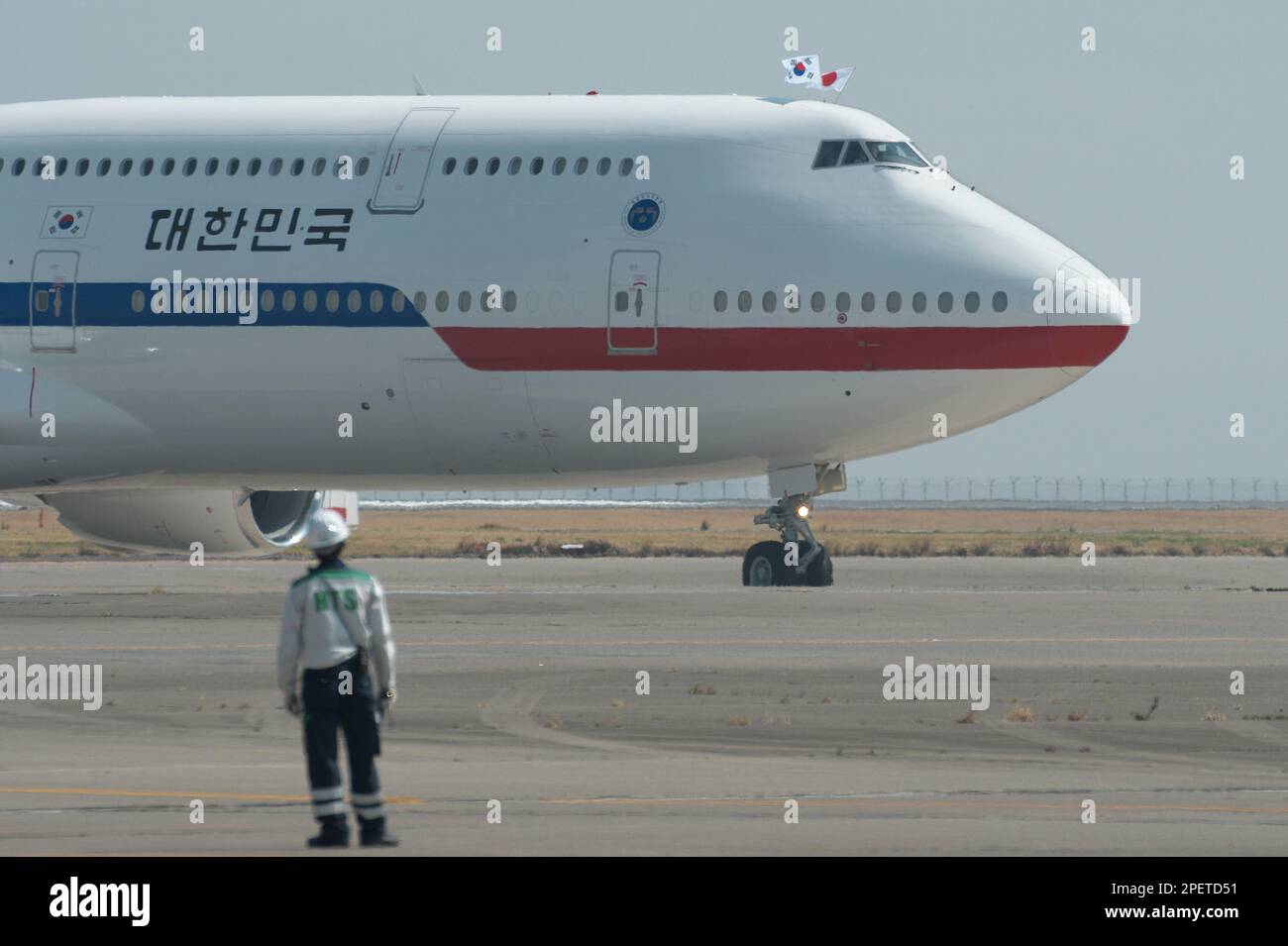 Tokyo, Giappone. 16th Mar, 2023. Il presidente della Corea del Sud Yoon Suk-yeol a bordo del Boeing 747-8i 'Code One' arriva all'aeroporto internazionale di Tokyo, in Giappone, giovedì 16 marzo 2023. Foto di Keizo Mori/UPI Credit: UPI/Alamy Live News Foto Stock