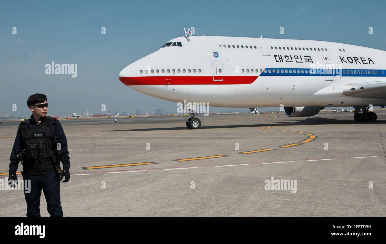 Tokyo, Giappone. 16th Mar, 2023. Il presidente della Corea del Sud Yoon Suk-yeol a bordo del Boeing 747-8i 'Code One' arriva all'aeroporto internazionale di Tokyo, in Giappone, giovedì 16 marzo 2023. Foto di Keizo Mori/UPI Credit: UPI/Alamy Live News Foto Stock
