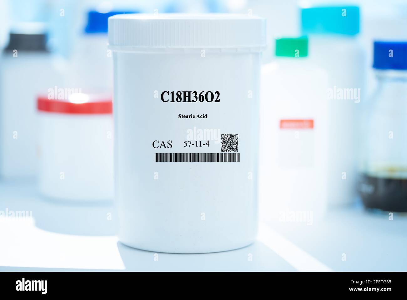 C18H36O2 acido stearico CAS 57-11-4 sostanza chimica in imballaggi di plastica bianca da laboratorio Foto Stock