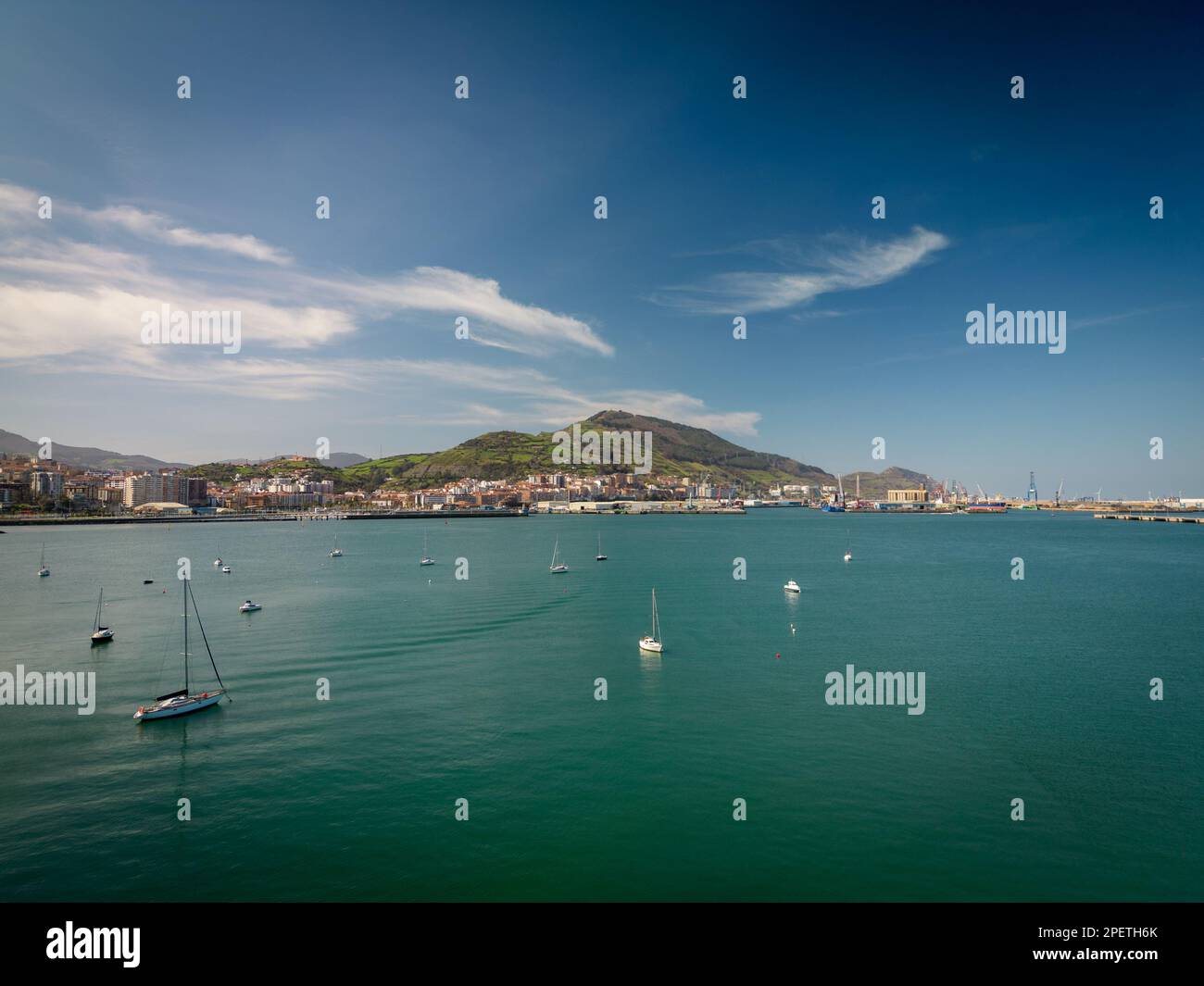 Una vista mozzafiato sul mare, con una maestosa catena montuosa e un cielo meraviglioso sullo sfondo Foto Stock