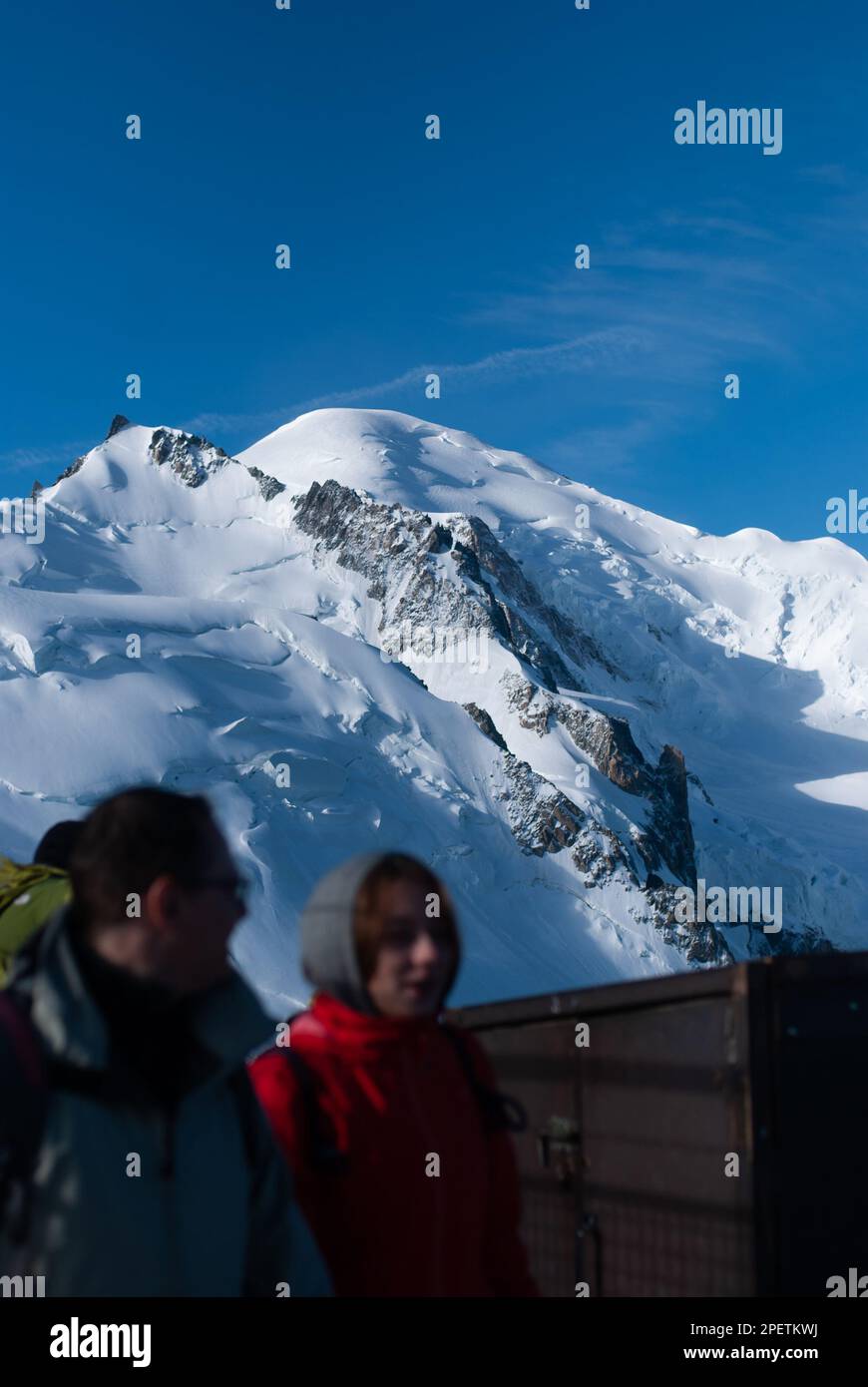 Viaggiatori in montagne innevate nelle Alpi Foto Stock