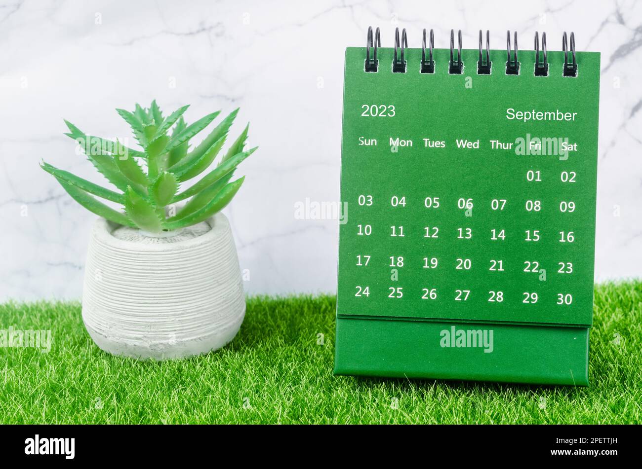 Settembre 2023 Calendario mensile di 2023 anno su sfondo rosa. Foto Stock