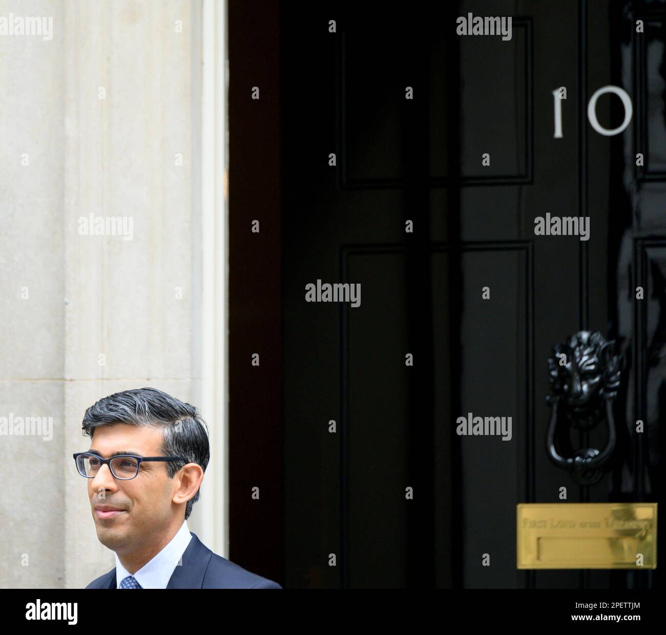 Rishi Sunak MP - primo Ministro britannico - lasciando 10 Downing Street per le interrogazioni del primo Ministro il giorno del bilancio primaverile di Jeremy Hunt, 15th Mar Foto Stock