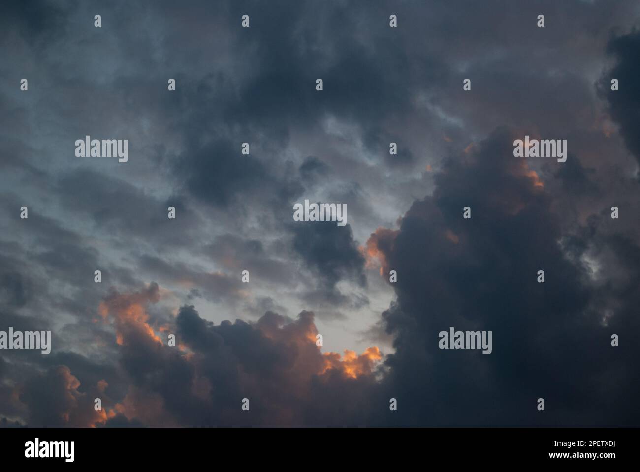 Vista sul tramonto nuvole luminose Foto Stock