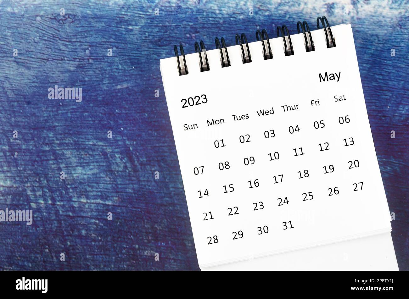 Maggio 2023 Calendario mensile della scrivania per 2023 anno su vecchio sfondo di legno blu. Foto Stock