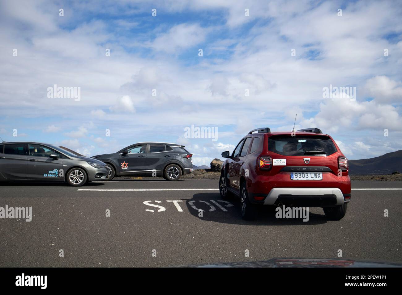 Trafficata intersezione stradale piena di auto a noleggio parque nacional de timanfaya Lanzarote, Isole Canarie, Spagna Foto Stock