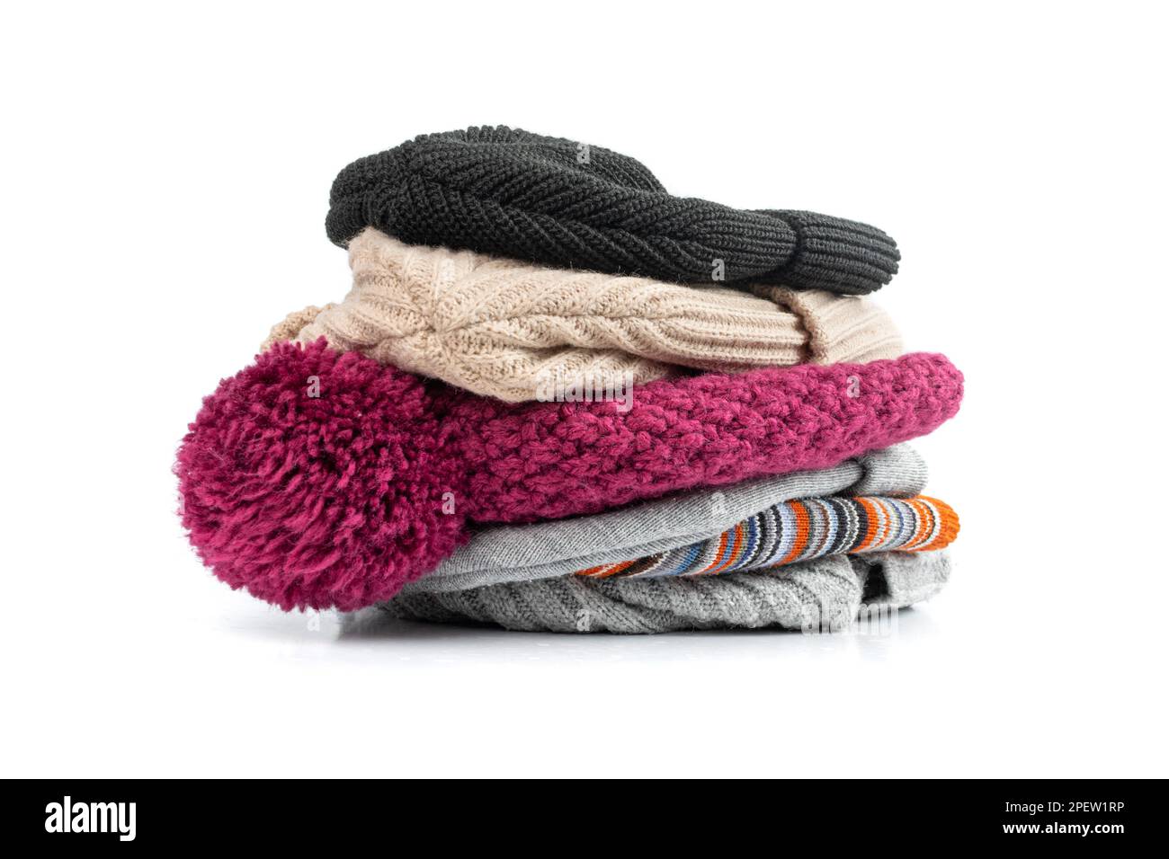Cappelli invernali isolati, vestiti invernali a maglia, pile con cappello di lana, berretto sportivo, berretto in maglia su sfondo bianco Foto Stock