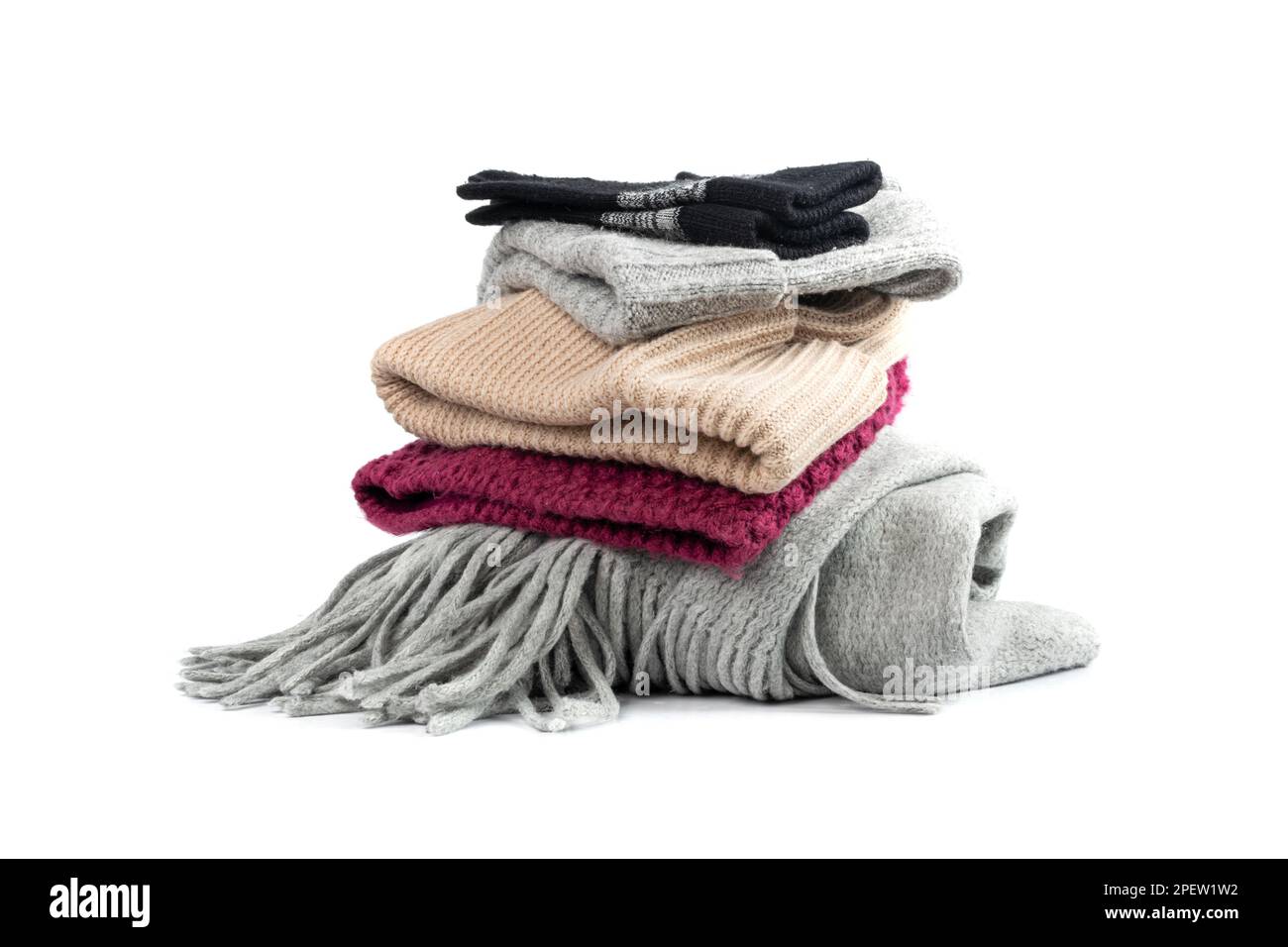 Cappelli invernali isolati, vestiti invernali a maglia, pile con cappello di lana, berretto sportivo, berretto in maglia su sfondo bianco Foto Stock