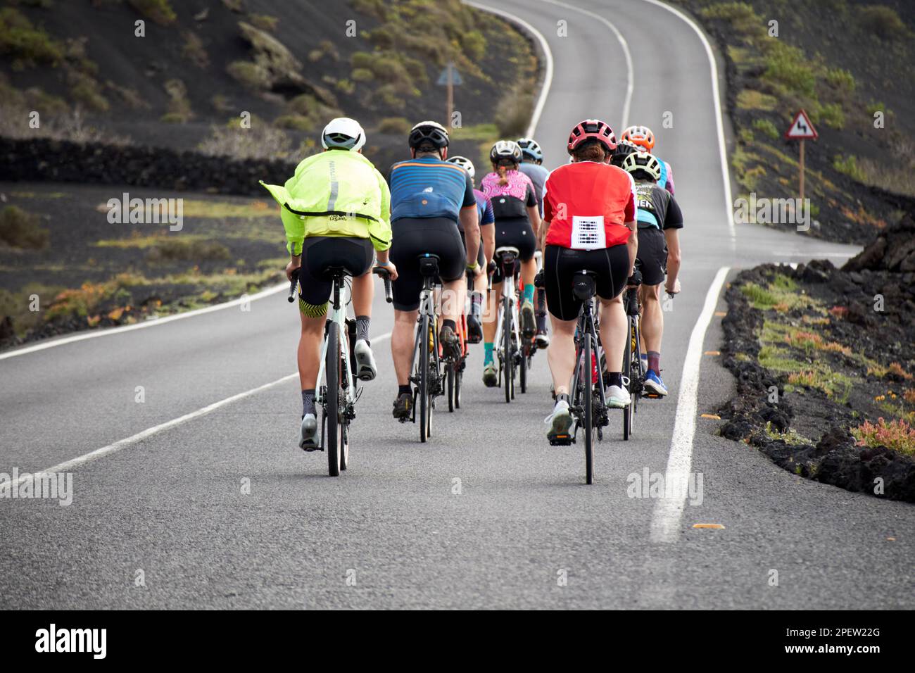 Gruppo di ciclisti in bicicletta attraverso il parque nacional de timanfaya Lanzarote, Isole Canarie, Spagna Foto Stock