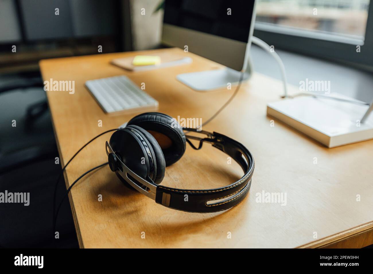 Una messa a fuoco selettiva sulle cuffie in un ambiente di lavoro moderno Foto Stock