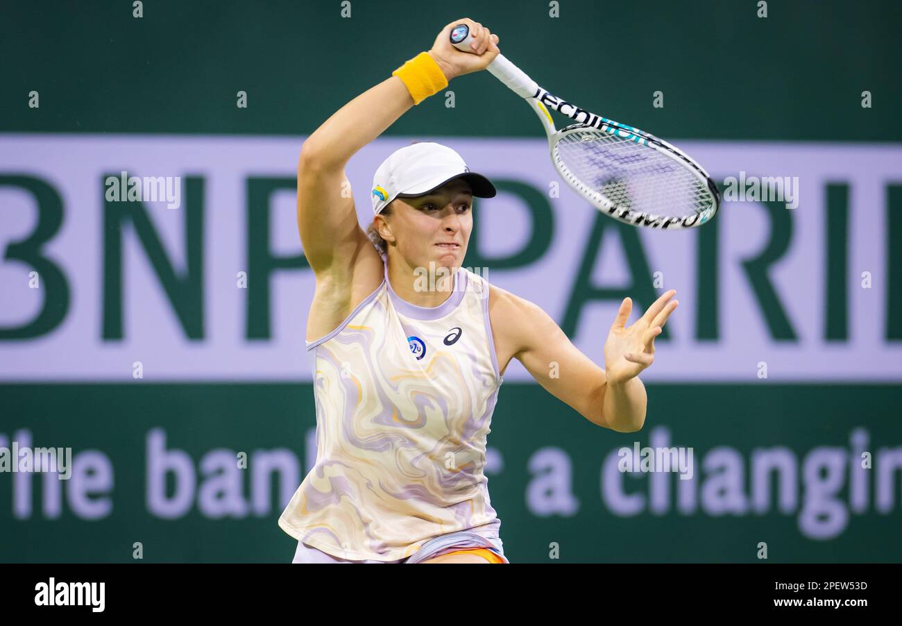 IgA Swiatek di Polonia in azione contro Emma Raducanu di Gran Bretagna durante il quarto round del 2023 BNP Paribas Open, WTA 1000 torneo di tennis il 14 marzo 2023 a Indian Wells, USA - Foto: Rob Prange/DPPI/LiveMedia Foto Stock