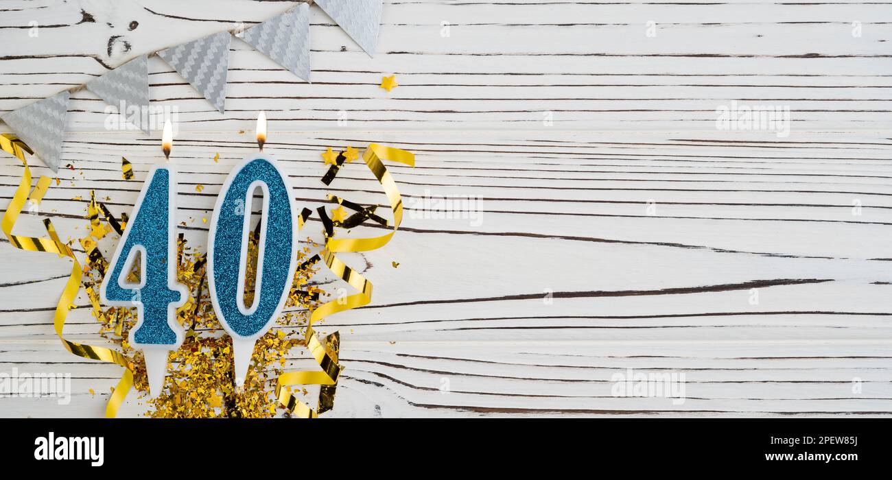 Candela blu numero 40 su sfondo di legno bianco. Buone candele di compleanno. Concetto di celebrazione del compleanno, anniversario, data importante Foto Stock
