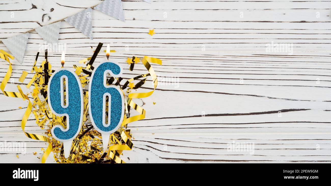 Candela blu numero 96 su sfondo di legno bianco. Buone candele di compleanno. Concetto di celebrazione del compleanno, anniversario, data importante Foto Stock