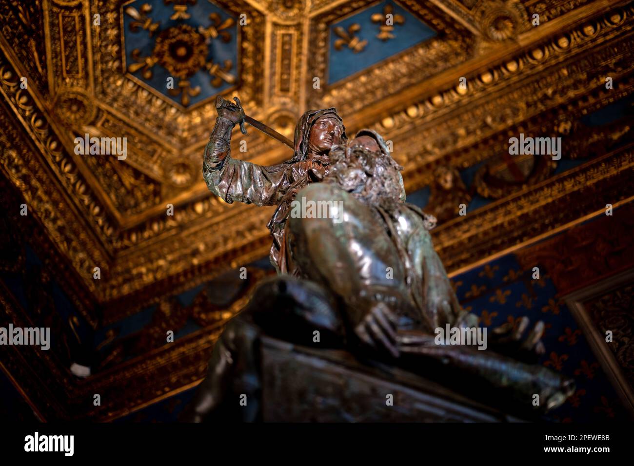 La scultura in bronzo di Donatello di Giuditta e Olofernes, ora in mostra all'interno di Palazzo Vecchio a Firenze Foto Stock