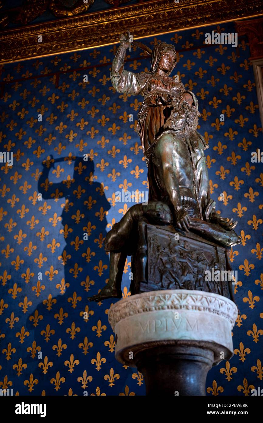 La scultura in bronzo di Donatello di Giuditta e Olofernes, ora in mostra all'interno di Palazzo Vecchio a Firenze Foto Stock