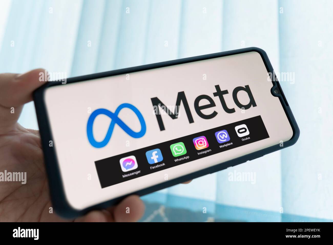 Novembre 3, 2021. Barnaul, Russia: Smartphone con icona Facebook, Whatsapp e Instagram e logo Meta. Facebook cambia nome in Meta. Foto Stock