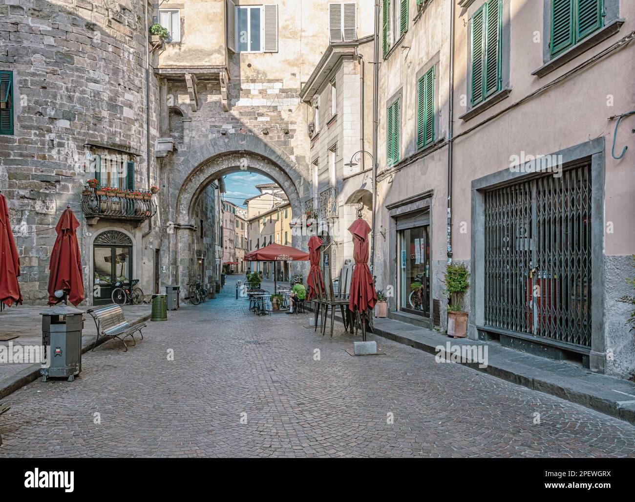 Porta dei Borghi è la più antica porta d'accesso alle mura medievali della regione Lucca-Toscana nel centro Italia, Europa - 30 maggio 2021 Foto Stock