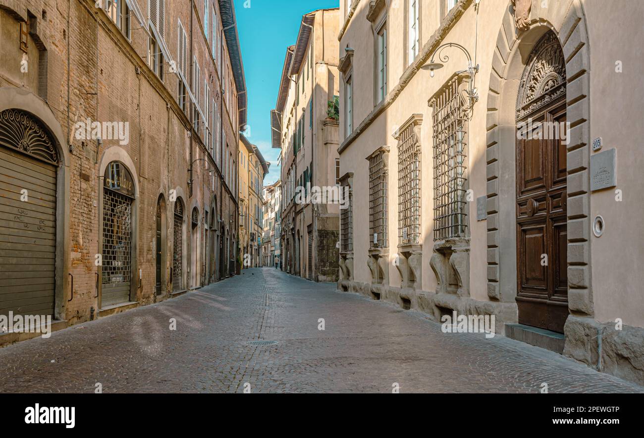 La città vecchia di Lucca. Via della città medievale - Toscana nel centro Italia - Europa Foto Stock