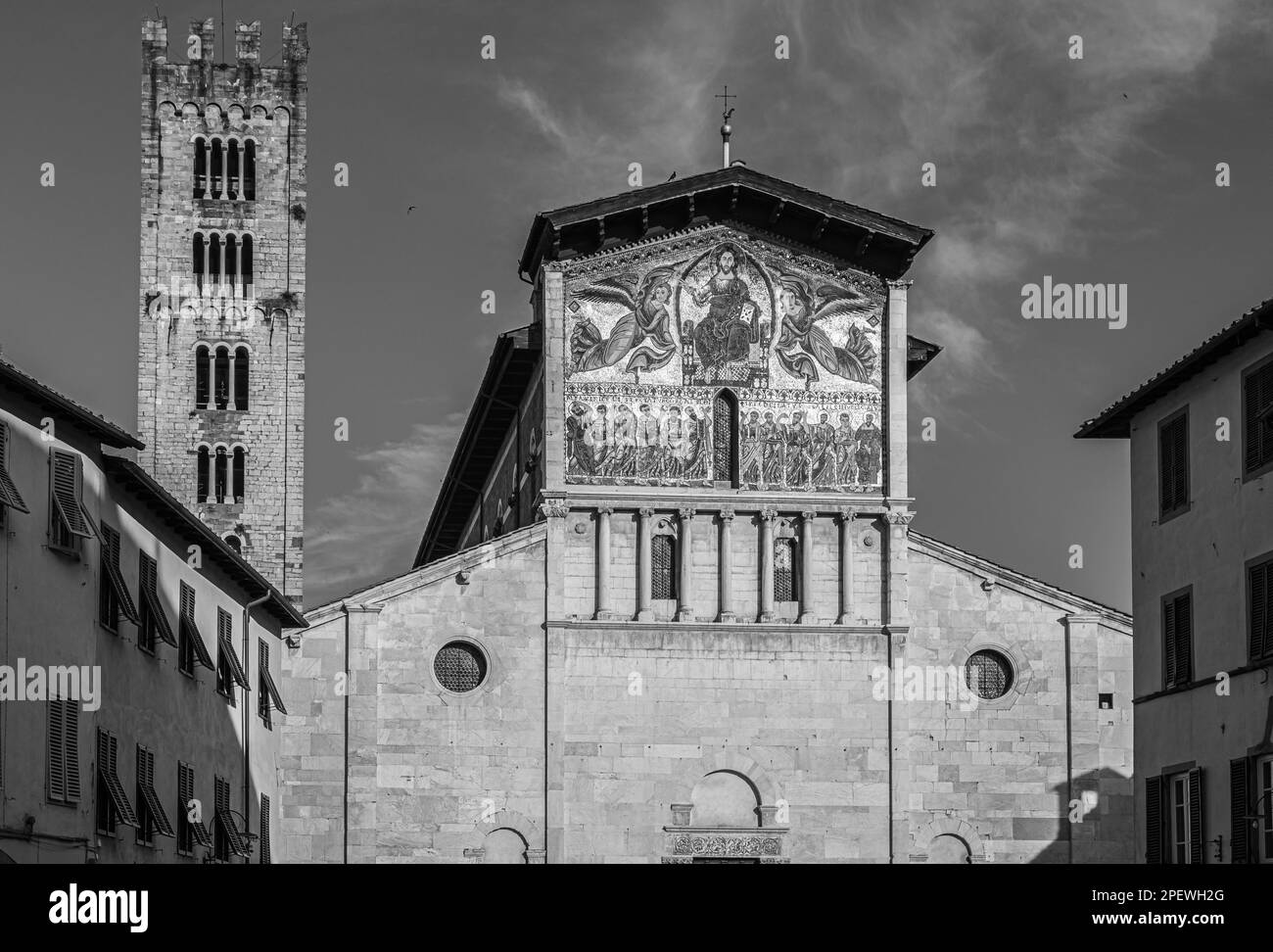 La Basilica di San Frediano, chiesa romanica di Lucca, situata in piazza San Frediano - Lucca , Toscana, Italia - Europa Foto Stock